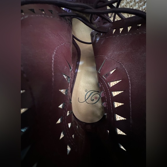 Burgundy heel boots - Picture 7 of 10